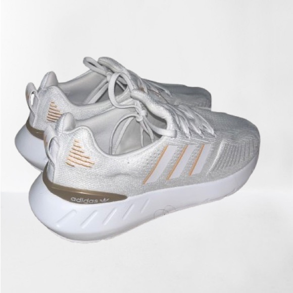 New Women’s Size 7 White/Gold Swift Run 22 Running Shoes - Picture 2 of 5